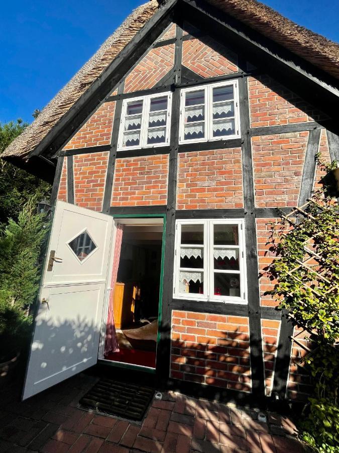 Unter Reet Im Heidedorf Bei Lueneburg *